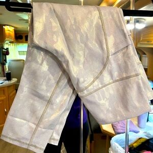 White gold Camo Light n Tight Pocket Leggings EEUC size 6-8
